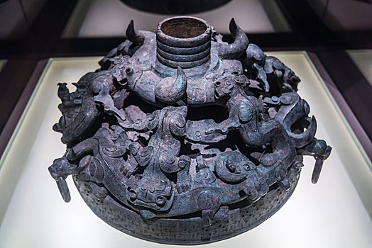 上海博物馆的春秋时期透雕蟠龙鼓座