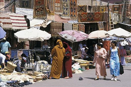 非洲,摩洛哥,玛拉喀什,女人,看,多样,展示,悬挂,地毯