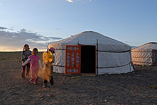 蒙古人,孩子,欧洲,女孩,玩,黄色,塑料制品,正面,蒙古包,戈壁沙漠,国家,公园,蒙古,亚洲