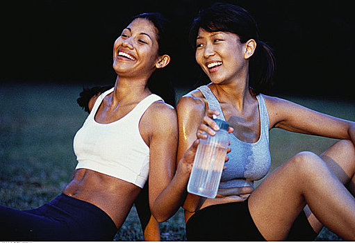 两个女人,坐,户外,分享,水瓶