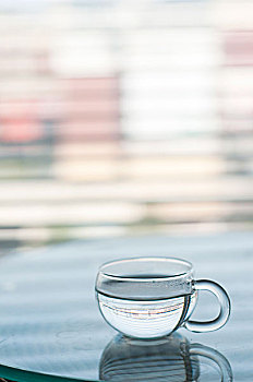 一只装水的玻璃杯放置在桌面上