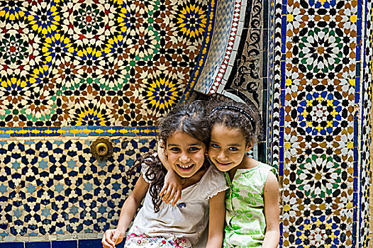 两个,微笑,女孩,正面,墙壁,彩色,砖瓦,露天市场,摩洛哥,非洲