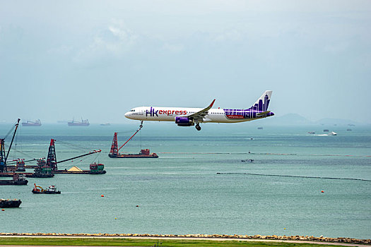 一架香港快运航空的客机正降落在香港国际机场