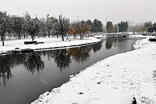 雪中小河