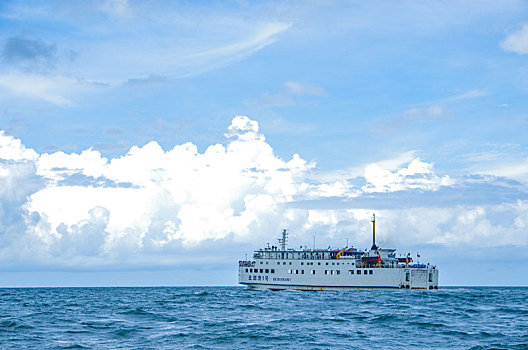 客船,船坞,船,海,海水,海平面,大海,风平浪静,平静,辽阔,广阔,白云,蓝天,通行,目的地,运输,航行,行驶