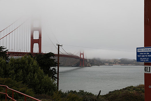 雾霭中的金门大桥