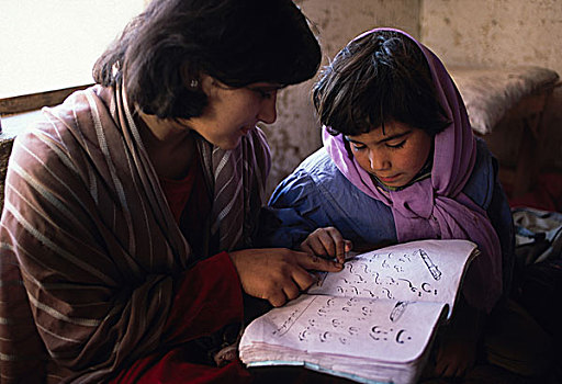 玛丽亚,左边,红裙,褐色,围巾,一个,几个,女孩,学生,读,任务,坐,一起,圆,家,居民区,喀布尔,协助,姐妹