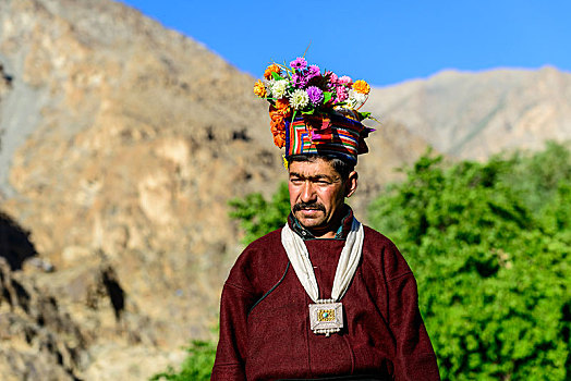 男人,部落,戴着,传统服饰,花,头饰,拉达克,查谟-克什米尔邦,印度,亚洲