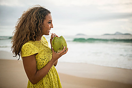 美女,喝,椰汁,伊帕内玛海滩,里约热内卢,巴西