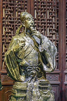 中国山西省临汾市华门景区内唐代著名诗人李白铜塑像