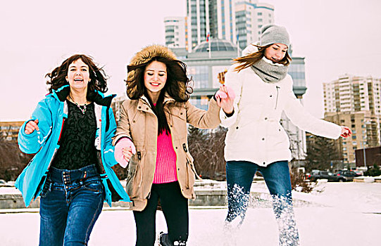 三个女人,年轻,跑,雪中,握手