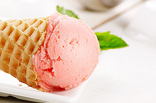 树莓冰淇淋,蛋卷,上方,白色背景