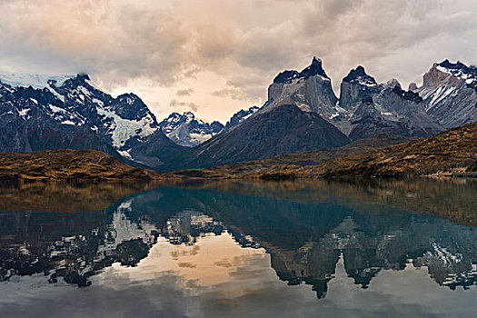 反射,拉哥裴赫湖,托雷德裴恩国家公园,巴塔哥尼亚,智利,南美