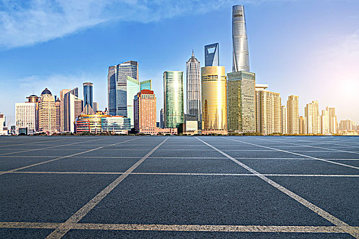 地面划线和上海摩天大楼天际线