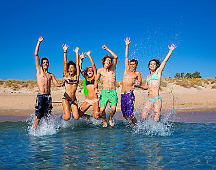 高兴,兴奋,青少年,女孩,群体,跳跃,海滩,溅,水