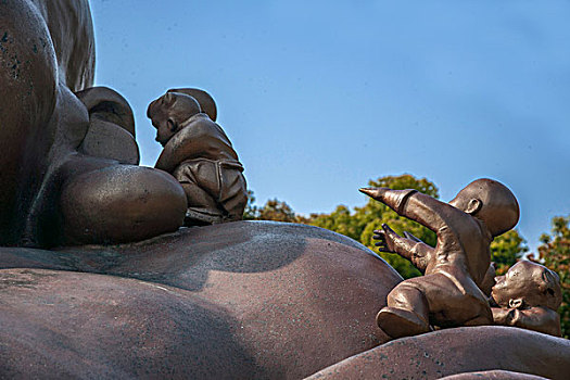 无锡灵山大佛景区,百子戏弥勒,大型青铜雕塑