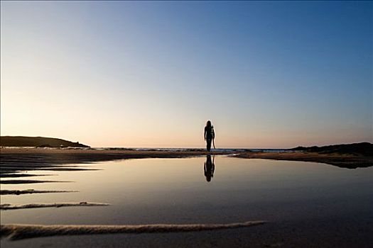 女人,站立,海滩,拿着,冲浪板