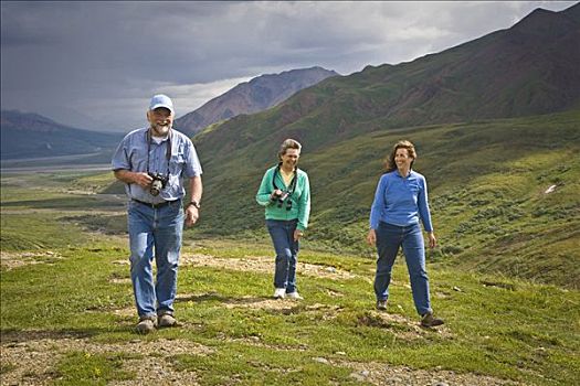 夫妻,中年,女人,远足,苔原,河,区域,德纳里峰国家公园,阿拉斯加,夏天
