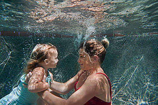 水下,母亲,拿着,女儿,帮助,学习,游泳