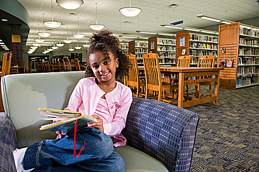肖像,美国黑人,女学生,坐,图书馆,扶手椅