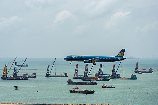 一架越南航空的客机正降落在香港国际机场