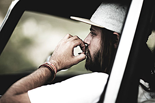胡须,男青年,戴着,棒球帽,坐,汽车,吸烟,香烟