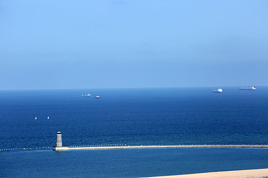 蓝天碧海映衬下的海龙湾风光旖旎