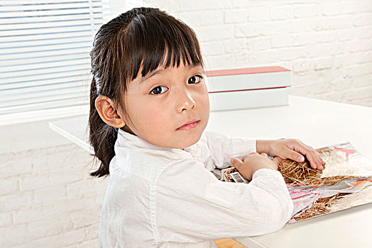 穿白襯衫坐在椅子上的小學生
