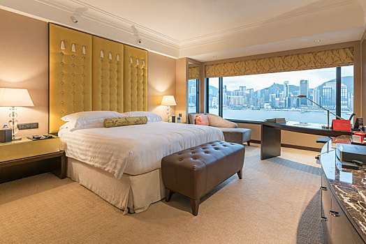 香港豪华酒店室内装饰与窗外的香港本岛景观