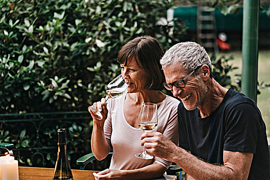 夫妻,喝,葡萄酒,花园