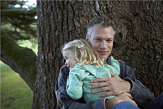 父亲,搂抱,女儿,3-5岁,旁侧,树,花园,微笑