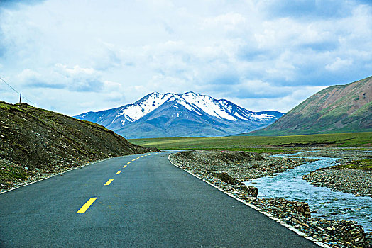 雪山草原公路