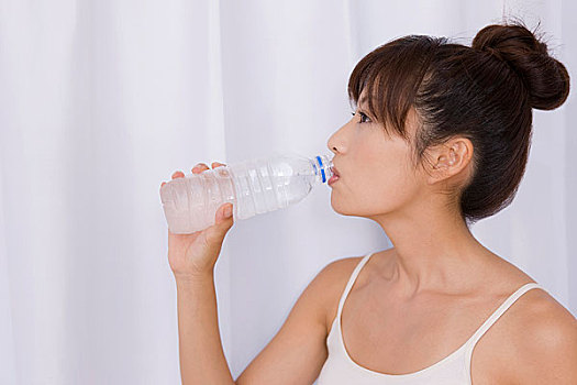 喝水的年轻女性