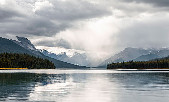 玛琳湖,后面,山脉,伊莉莎白女王,阴天,碧玉国家公园,落基山脉,艾伯塔省,加拿大,北美