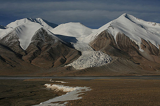 可可西里布格达坂峰的冰川向下延伸