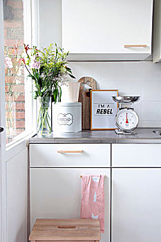 厨房秤,玻璃花瓶,花,面包,白色背景,厨柜