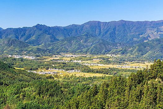 中国安徽省黟县青山环抱着皖南村落