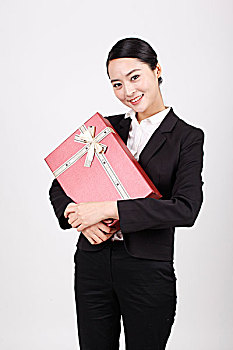 一个商务女士拿着礼物盒
