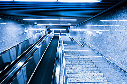 入口地铁站楼梯瘸子