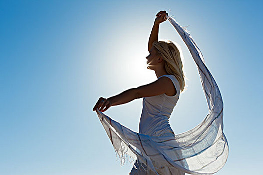 女人,白人,围巾,逆光,太阳,站立,风,感觉,高兴,平衡