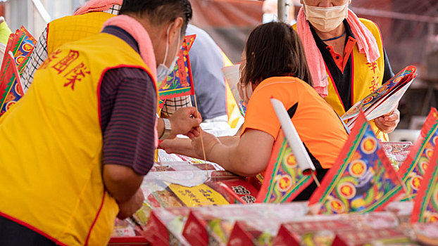 中国鬼节中元普渡丰盛的祭祀品及人们