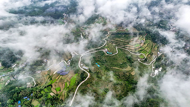 重庆酉阳,绵雨初晴雾满山