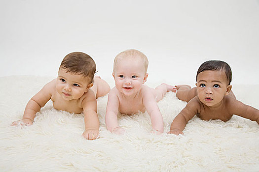 三个,裸露,婴儿,排列,趴着