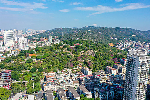 航拍福建厦门鸿山公园与鸿山寺