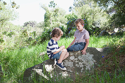 两个男孩,坐,石头