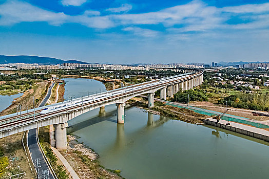 江苏省南京市高铁动车铁路桥梁建筑