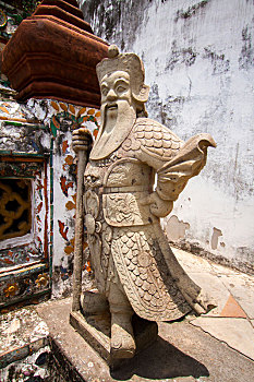 泰国曼谷郑王庙,庙宇门前的石像雕刻中国式石仲翁