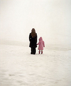 母亲,女儿,站立,河岸,拿着,看,远景,雪,圣彼得堡,俄罗斯