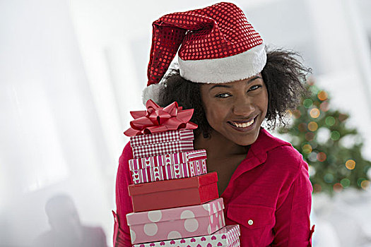 女人,戴着,红色,白色,圣诞帽,在家,装饰,圣诞树