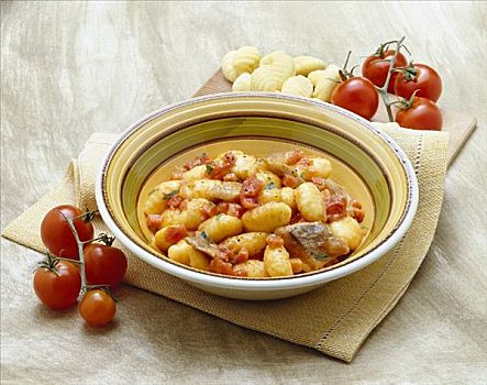 意大利汤团,番茄酱